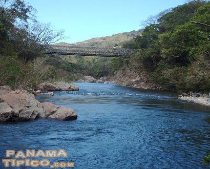 [Puente sobre el Río Santa María que da acceso a la comunidad de Santa Fé.]