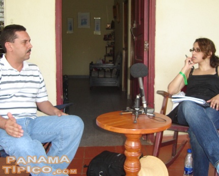 [Melissa González entrevistando al compositor típico Eduardo Domínguez Barahona, conocido como Compa Wayo en el foro de PanamaTipico.com.]