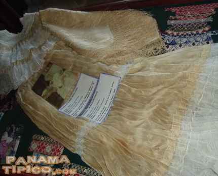 [El museo tiene piezas únicas. Es el caso de esta pollera de gala con encaje, hecha de seda natural. Procede de Macaracas.]