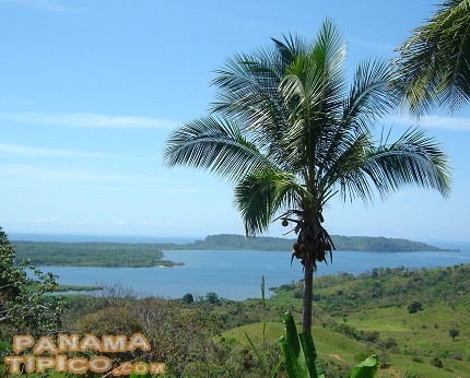 [Vista parcial de los morros, desde las colinas costeras.]