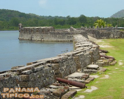 [En varios puntos del pueblo y la bahía todavía se observan los cañones y fortificaciones construídas por los españoles]