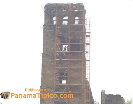 [La Torre de Panamá La Vieja, antiguo campanario de la catedral de la ciudad]