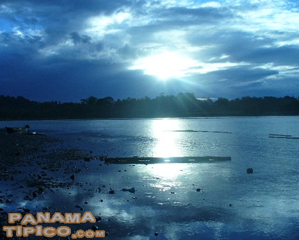 [Al amanecer, partimos por el Río Changuinola, vía fluvial que da acceso a Alto Pita.]