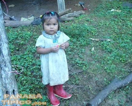 [En nuestra travesía por Alto Pita nos encontramos con esta simpática niña. Ella es parte de las etnias indígenas que residen por estas comunidades aledañas al río.]