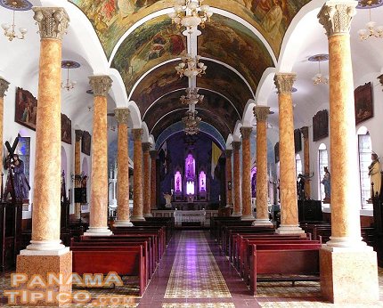 [Así luce el interior de la iglesia. Como pueden ver, tiene una gran belleza arquitectónica y artística.]