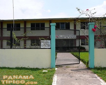 [Este es el Instituto Agropecuario Jesús Nazareno, escuela secundaria ubicada en la comunidad.]