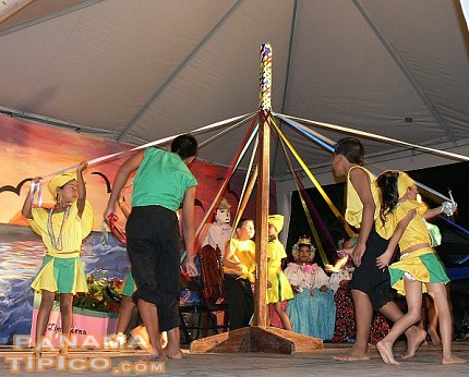 [El festival consta de presentaciones de danzas de Antón y de distintas partes del país. Aquí vemos la del May Pole, en representación de los panameños de raíces afroantillanas.]