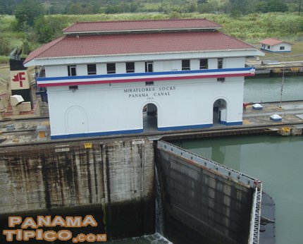 [El funcionamiento de las esclusas es controlado desde este edificio, cuya imagen es prácticamente otro emblema del Canal de Panamá. Observe la diferencia del nivel de las aguas entre ambas cámaras.]