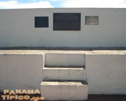 [El Altar de la Patria. Esta placa marca el lugar de la muralla en donde fue injustamente fusilado El Cholo Victoriano Lorenzo, guerrillero durante la Guerra de los Mil Días.]