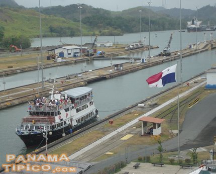 [Pudimos captar a uno de los barcos que lleva de gira a los turistas por el Canal de Panamá al momento de ingresar a uno de los compartimento de las esclusas.]