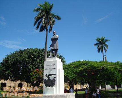 [Monumento a Pablo Arosemena, destacado político panameño de la segunda mitad del siglo XIX. Se encuentra en la placita que tiene a un lado al INAC y al frente a la Embajada de Francia.]
