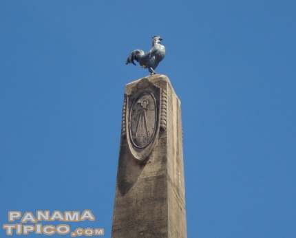 [En la parte superior del obelisco hay un gallo, que representa a Francia.]