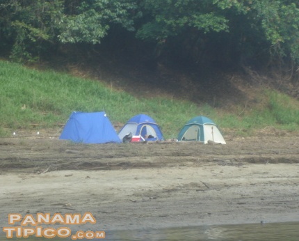 [En algunas de las playas formadas por el Chagres, se encontraban grupos de personas acampando casi a la orilla del agua.]