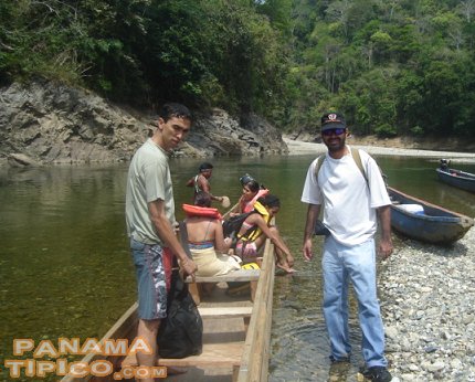 [Luego de la visita al chorro, nos dirigimos río abajo, hacia la comunidad de Tusipono.]