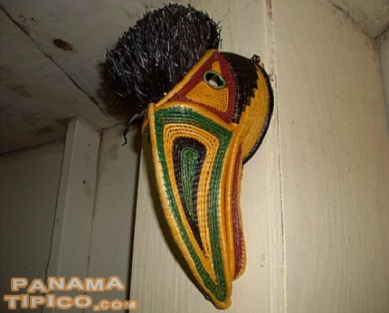 [Esta impresionante cabeza de tucán es una artesanía también confeccionada en Arimae.]