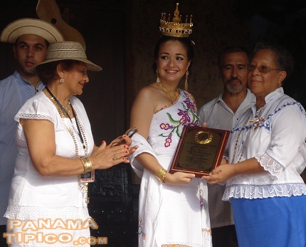 [Entrega del Premio Dora Pérez de Zárate, galardón concedido a panameños de gran trayectoria en la investigación folklórica. Este año le correspondió a la Prof. Dolores Cordero.]