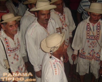 [De vuelta en el parque, se observan manifestaciones culturales de otras regiones, tales como estos manitos ocueños.]