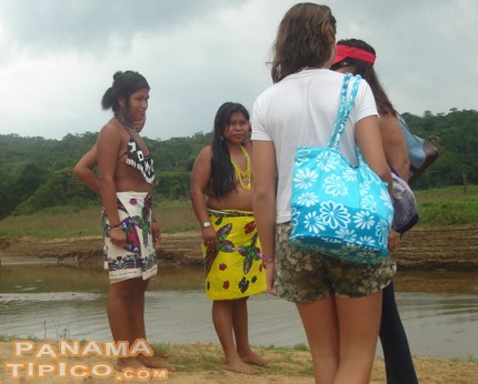 [Llegada de turistas a Tusipono Emberá. Son amablemente recibidos por un grupo de muchachas de la comunidad.]