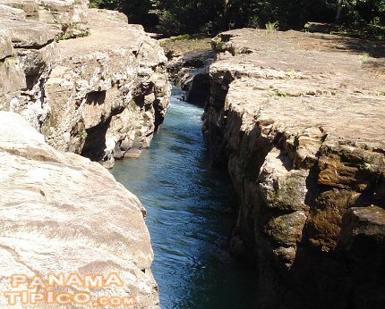 [Vista hacia el norte, río arriba del balneario.]