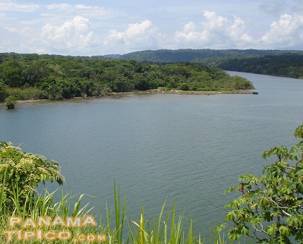 [El fuerte domina la desembocadura del Chagres, el río más importante de Panamá durante la colonia y también en la actualidad.]
