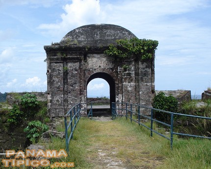 [Vista de la entrada principal del Fuerte San Lorenzo.]
