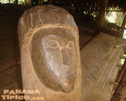 [Esta cara tallada en madera, tiene un significado místico para los emberás, se trata del espíritu que custodia la vivienda]