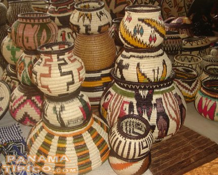 [Cestería emberá, estas cestas todos los años ganan premios internacionales de artesanías mientras que aquí en Panamá aún no las conocemos mucho.]