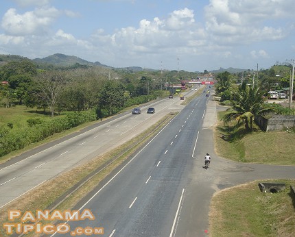 [Vía Interamericana, vista en dirección a la ciudad Panamá, justo a la altura del centro histórico de la comunidad de Villa Rosario.]
