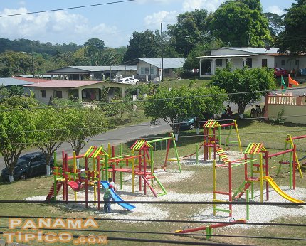 [En esta imagen se aprecia un parque infantil y algunas casas ubicadas en el centro del pueblo.]