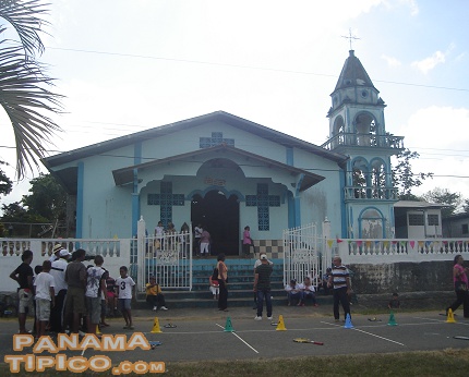 [Iglesia católica de Villa Rosario, considerada como el punto central del pueblo.]