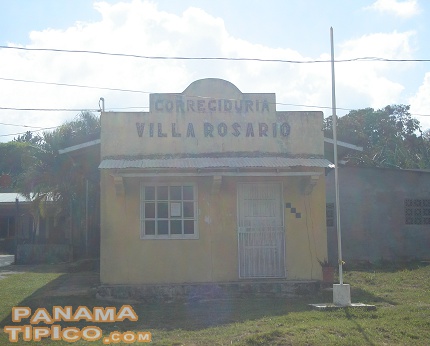 [También en el centro del pueblo está la Corregiduría de Villa Rosario. Obsérvese la facha de la estructura, tan típica de la región de Panamá Oeste.]