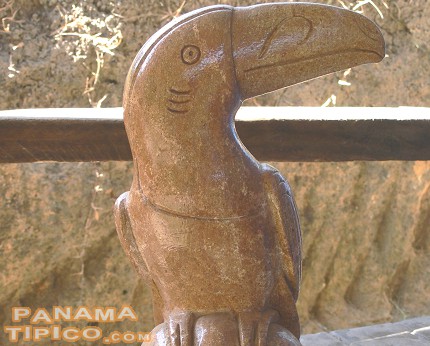 [Un motivo común para estas artesanías es la fauna panameña, en este caso un tucán.]