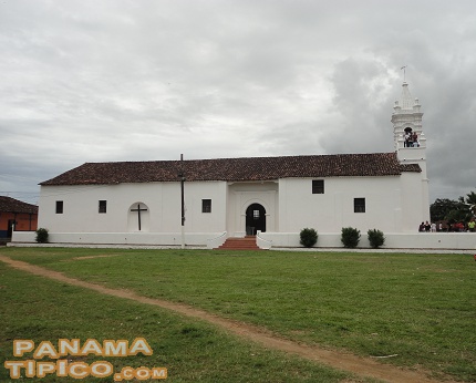 [Un costado de la Iglesia de Santo Domingo de Guzmán forma la fachada oriental de la plaza.]