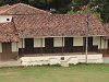 [Portada: Casa ubicada en la Plaza Colonial de Parita, Panamá.]