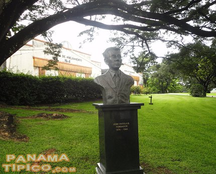[Uno de los primeros elementos de interés que vemos al entrar a la hacienda es un busto de su fundador, José Varela B.]