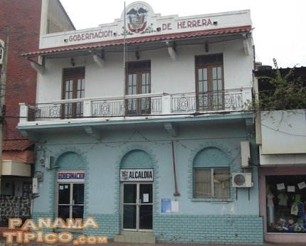 [La Gobernación de Herrera y la Alcaldía de Chitré comparten un mismo edificio.]