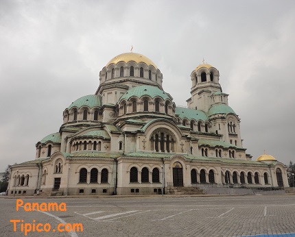 [Luego de horas de viaje, llegamos a Sofía, capital de Bulgaria. Lo primero que hicimos fue visitar la Catedral San Alejandro Nevsky, ícono de la ciudad.]