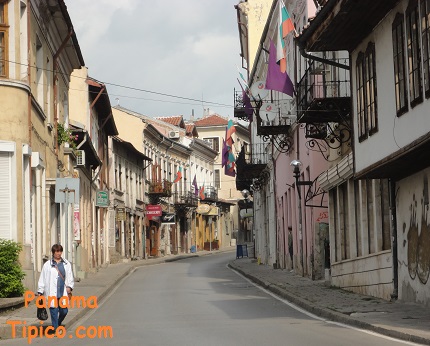 [Veliko Tarnovo fue la capital de Bulgaria en la Edad Media. Conserva calles estrechas y arquitectura tradicional en su parte antigua.]