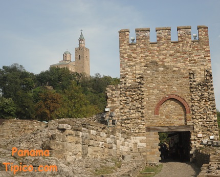 [Tsarevets Fortress dominates the vicinity of Veliko Tarnovo. It was the seat of power of the Second Bulgarian Empire.]
