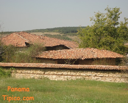 [De vuelta, visitamos la aldea de Arbanassi, muy cerca de Veliko Tarnovo. Sus techos de tejas nos recordaron a la campiña de Panamá.]