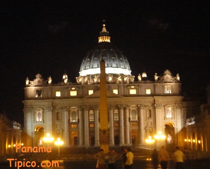 [Durante el viaje de vuelta, hicimos una escala en Roma y aprovechamos para visitar la Plaza de San Pedro, en El Vaticano.]