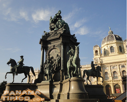 [Viena es una ciudad con mucho patrimonio cultural. Aquí vemos el monumento a la Emperatriz María Teresa y al fondo el Museo de Historia Natural.]