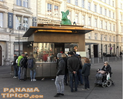 [Por toda la ciudad se encuentran los puestos de chorizos vieneses. Miles de locales y turistas los consumen todos los días.]