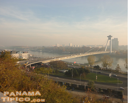 [Desde el castillo se aprecia el Río Danubio, arteria comercial del centro y sureste de Europa.]