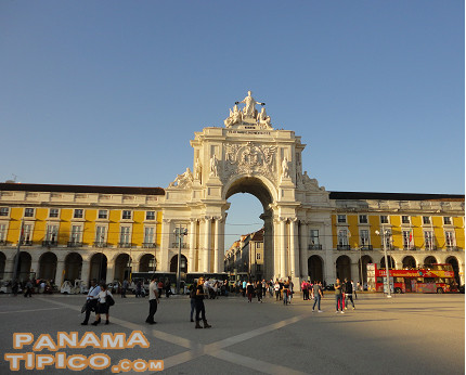 [On the way back to Panama, we had a stopover at Lisbon, where we visited the Commerce Square.]
