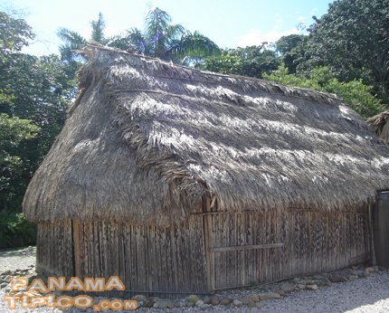 [Vista detallada de una de las viviendas indígenas. Dentro se pueden comprar artesanías.]