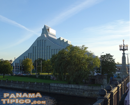 [Al día siguiente, nos levantamos muy temprano para ir a este edificio: La Biblioteca Nacional de Letonia, sede del Congreso de Folklorología Digital.]