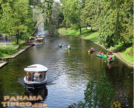 [Terminado el congreso, aprovechamos para dar un último paseo por Riga, a partir del canal que divide las zonas antigua y moderna de la ciudad.]