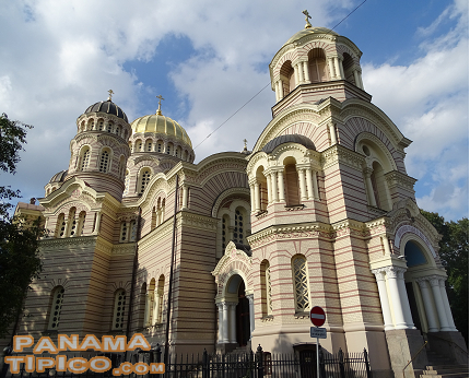 [Un poco más hacia la parte moderna de la ciudad está la Iglesia Ortodoxa de la Natividad, testimonio de la influencia cultural rusa en Letonia.]