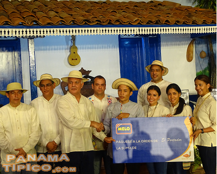 [El momento culminante del concurso llegó con la premiación al primer lugar, Javier Vergara. Los representantes de Alimentos Melo le entregaron importantes premios.]